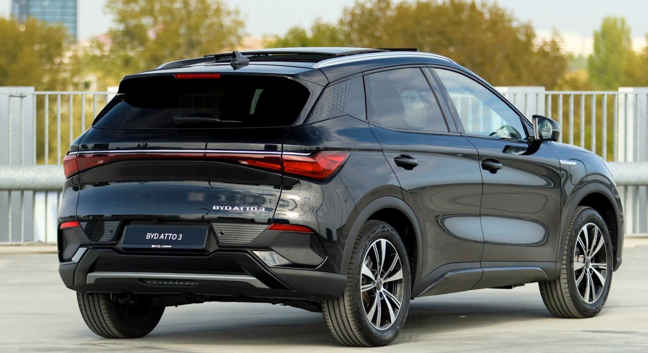 Hátulnézeti fotó egy fekete BYD Atto 3 elektromos SUV-ról szabadtéri parkolóban.