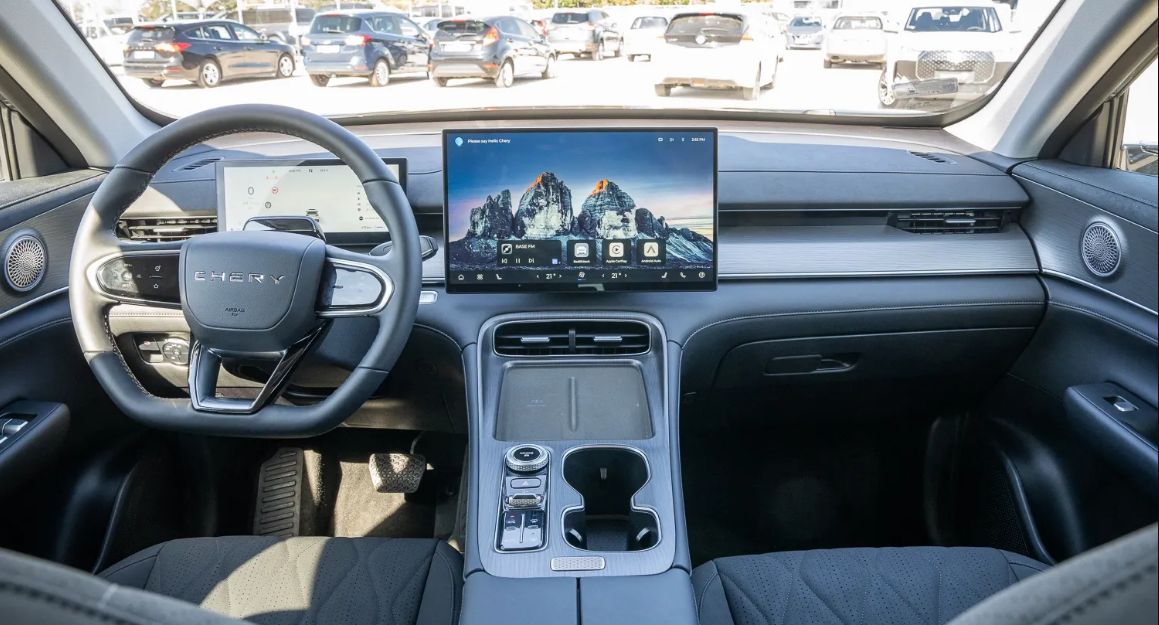 Chery Tiggo 8 belső tér – modern kormány, digitális műszerfal és nagy érintőkijelzős infotainment rendszer
