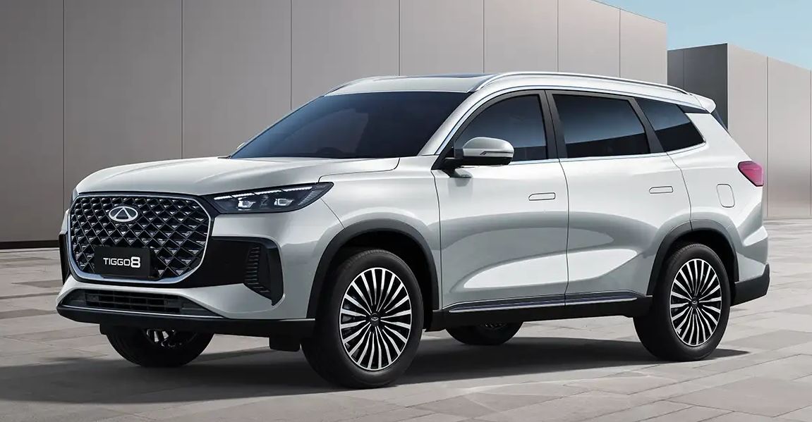 Chery Tiggo 8 fehér hétüléses SUV oldalnézetben – modern kínai plug-in hibrid családi terepjáró