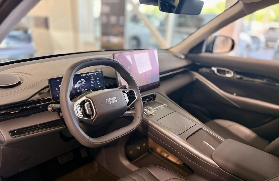 A Geely E5 elektromos SUV modern utastere digitális műszeregységgel, nagyméretű központi érintőképernyővel, multifunkciós kormánnyal és minimalista középkonzollal