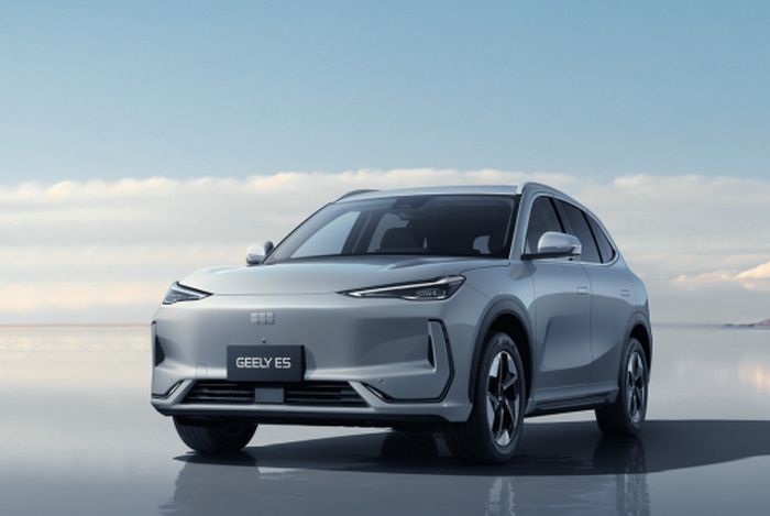 Ezüst Geely E5 elektromos SUV modern, letisztult dizájnnal, keskeny LED fényszórókkal és aerodinamikus karosszériával elölnézetből.