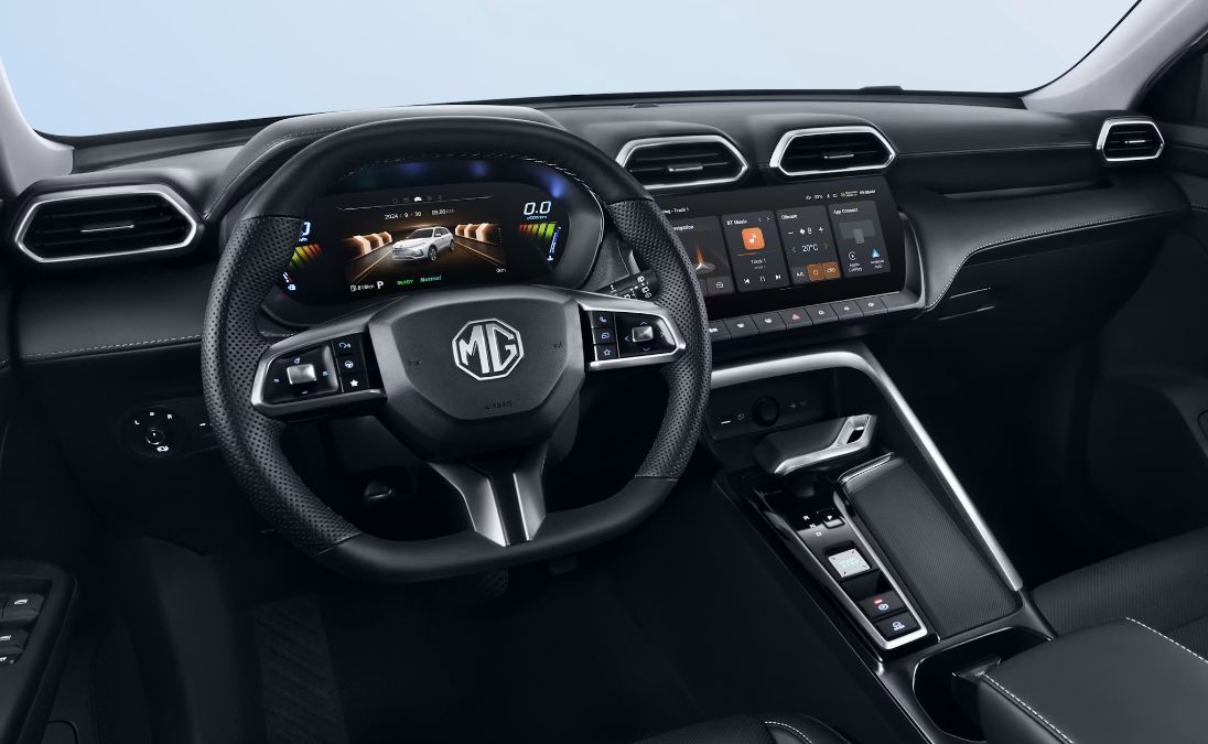MG ZS belső tér – digitális műszerfal és nagy érintőkijelzős infotainment rendszer modern kormánnyal