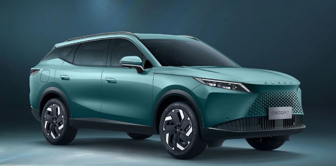 Omoda 7 zöld SUV oldalnézetben – futurisztikus kínai családi terepjáró