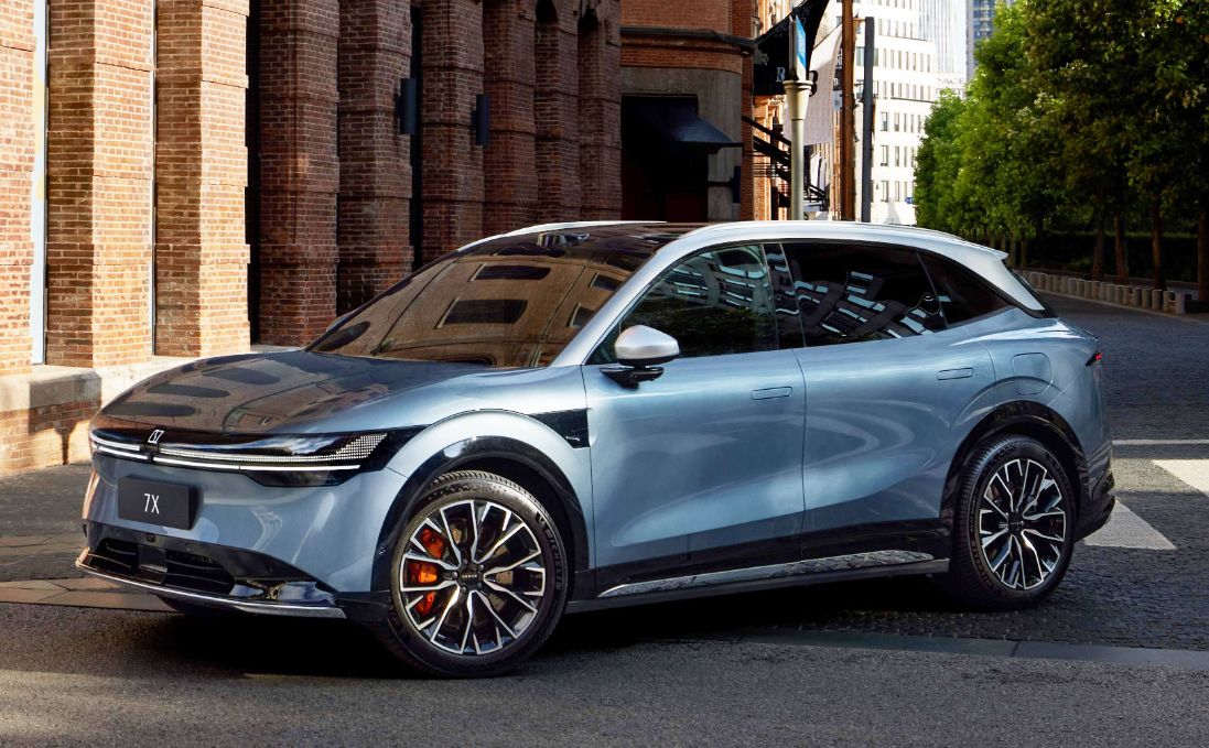 Zeekr 7X kék prémium elektromos SUV oldalnézetben történelmi belvárosi környezetben